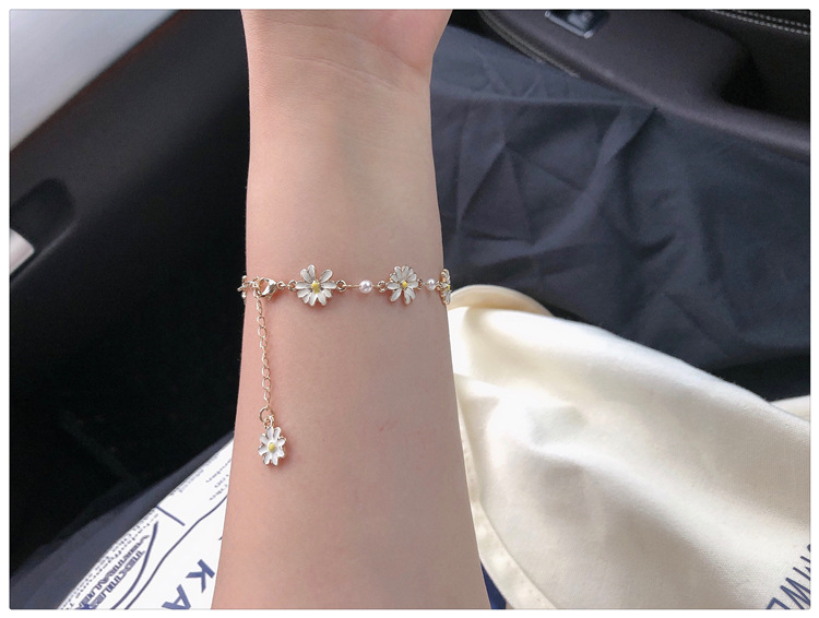 Wholesale of Japanese and Korean fresh sunflower bracelets for women, small daisies, simple ins accessories, the same style as Internet celebrities, factory direct sales pic 26