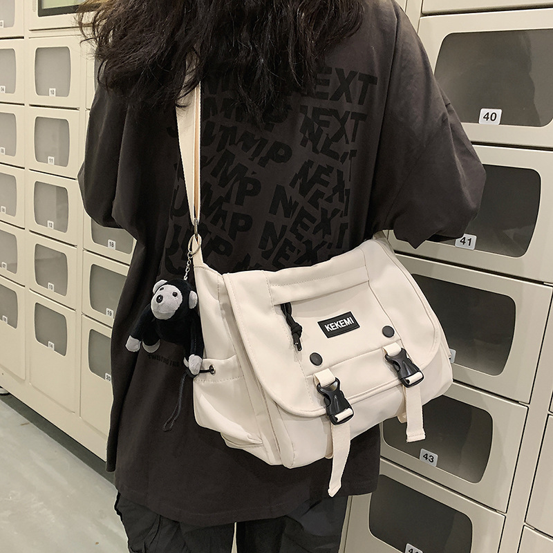 同时背书包和斜挎包,双肩包加斜挎包一起背,挎包和背包同时背的图(第16页)_大山谷图库