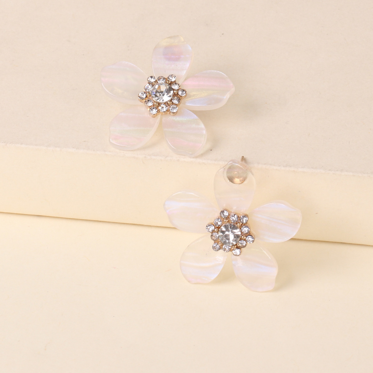 Wholesale Natural Resin Flowers Inlaid With Diamond Ball Earrings For Women display picture 8