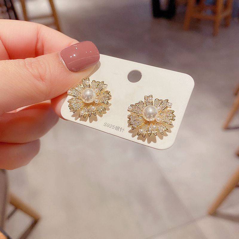 S925 Silber Nadel Zirkon Mikro-eingelegte Blume Perle Ohrringe display picture 3