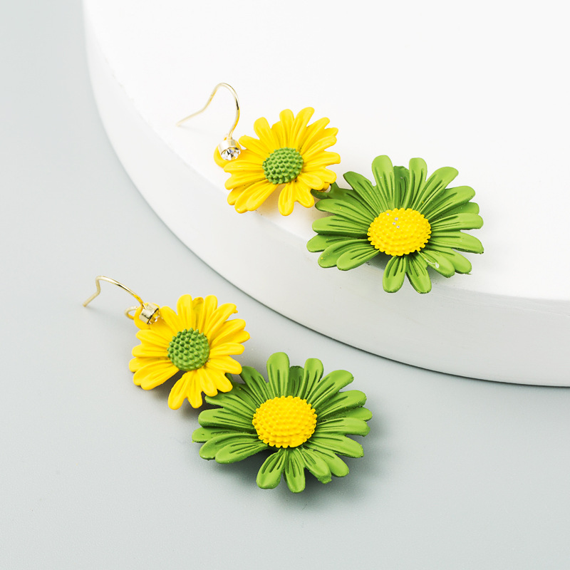 Korean New Fashion Simple Small Daisy Earrings Contrast Color Alloy Flower Earrings display picture 6