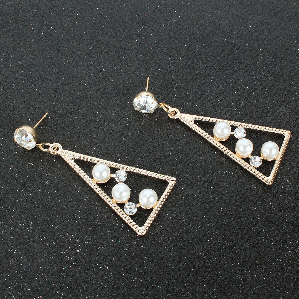 Europäische Und Amerikanische Persönlichkeit Einfache Temperament Legierung Diamant Eingelegte Perlen Geometrische Ohrringe Frauen Grenz Überschreitende Mode Ohrringe F5910 display picture 4