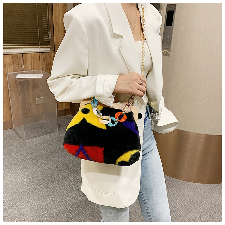 Women's Small Autumn&winter Plush Geometric Fashion Square Clamp Handbag display picture 5