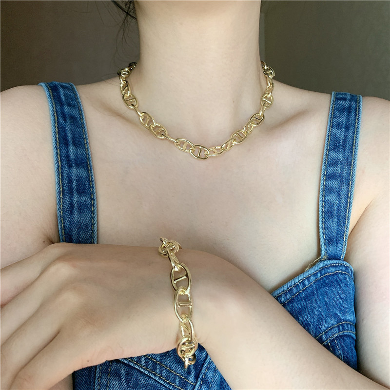 Fashion Thick Chain Pig Nose Shape Brass Gold Plated Short Alloy Clavicle Chain Bracelet display picture 3