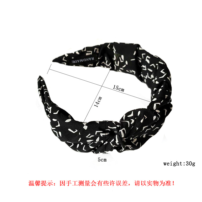 Korean Simple Wide-brimmed Letter Fold Headband High-end Retro Fabric Floral Headband Fashion Wholesale Nihaojewelry display picture 2