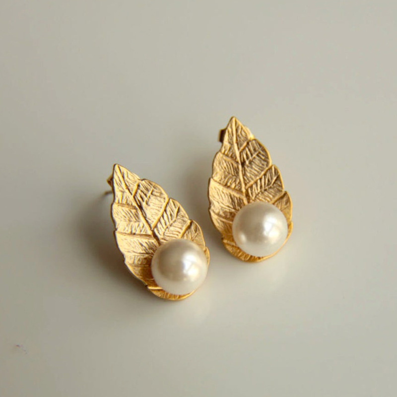 Bohemian Beautiful Pearl Leaf Stud Earrings Exquisite European And American Earrings display picture 4