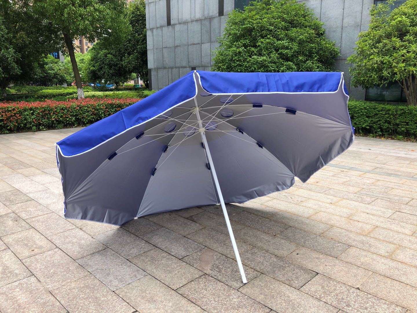 2.4 Paraguas de sol al aire libre plateado azul gris (con gorra de viento)