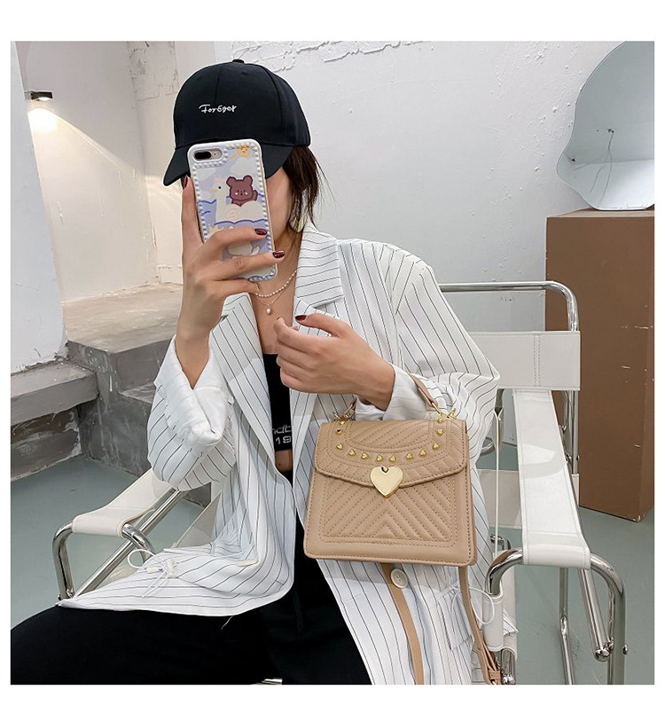 Lingge Embroidery Thread Fashion Messenger Bag display picture 3