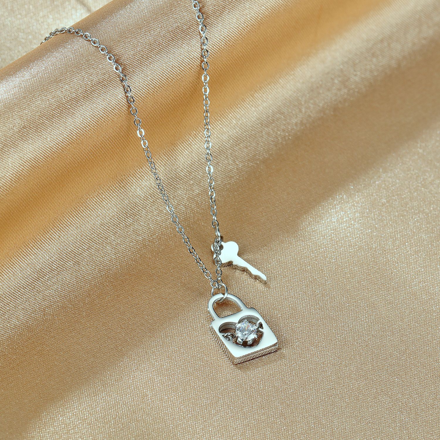 OPK饰品跨境日韩小众设计时尚钥匙锁头钛钢项链轻奢百搭锁骨链女