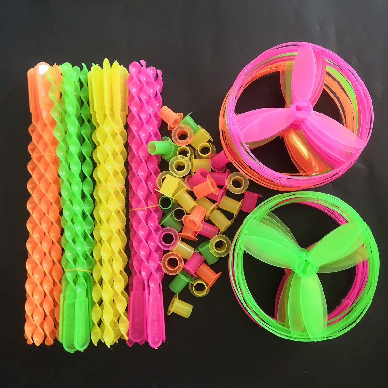 Las pequeñas actividades de microempresas empujan el código de escaneo para enviar regalos debajo de la línea roja en línea, regalos prácticos, pequeños drenadores, artefactos creativos