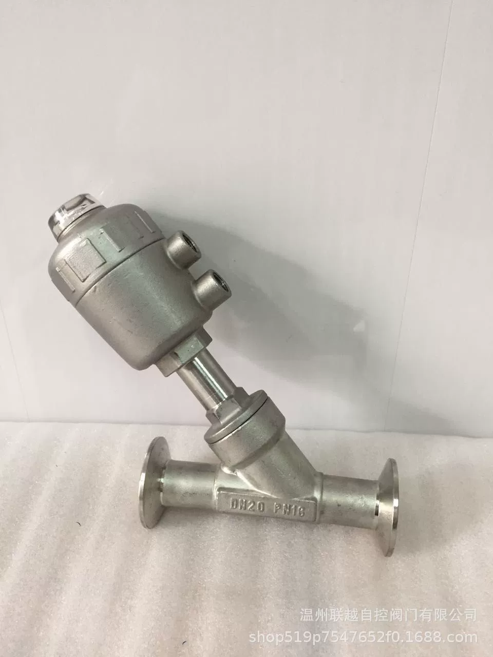 Производитель пневматических угловых клапанов быстрого монтажа поставляет угловой клапан быстрого монтажа со стальной головкой из нержавеющей стали 304.