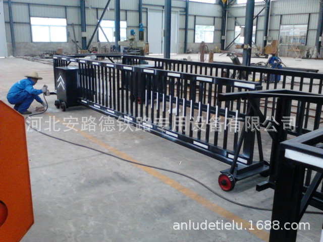 厂家生产铁路道口伸缩有轨栏门 河北铁路道口栏门