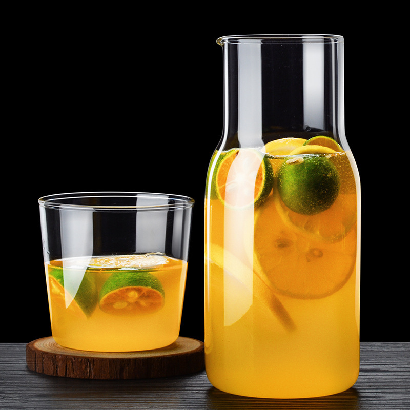 Una persona que bebe vidrio transparente traje de jugo olla leche desayuno taza una olla dos capacidad image 6