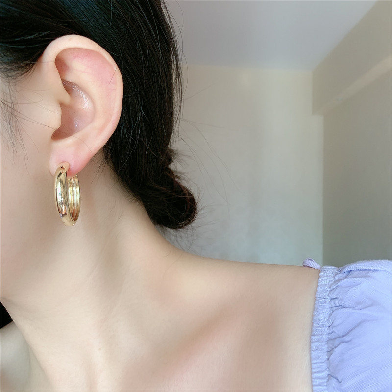 Retro Simple Circle Gold-plated Silver Non-fading Hoop Earrings Wholesale display picture 17