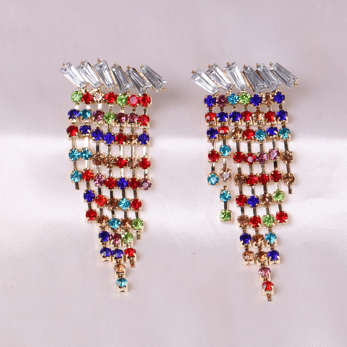 Boucles D'oreilles En Alliage Long Et Géométriques Cloutées De Diamants Avec Col À Pampilles À La Mode display picture 5