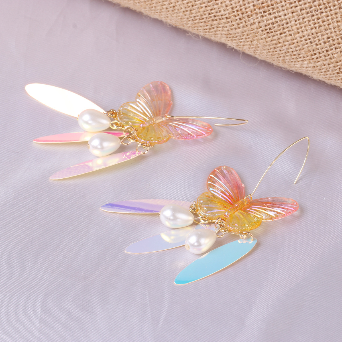 Neue Mode Geometrische Acrylplatte Schmetterling Wassertropfen Perlenohrringe Für Frauen display picture 3