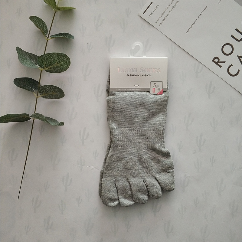 Five -finger male boat socks and gray