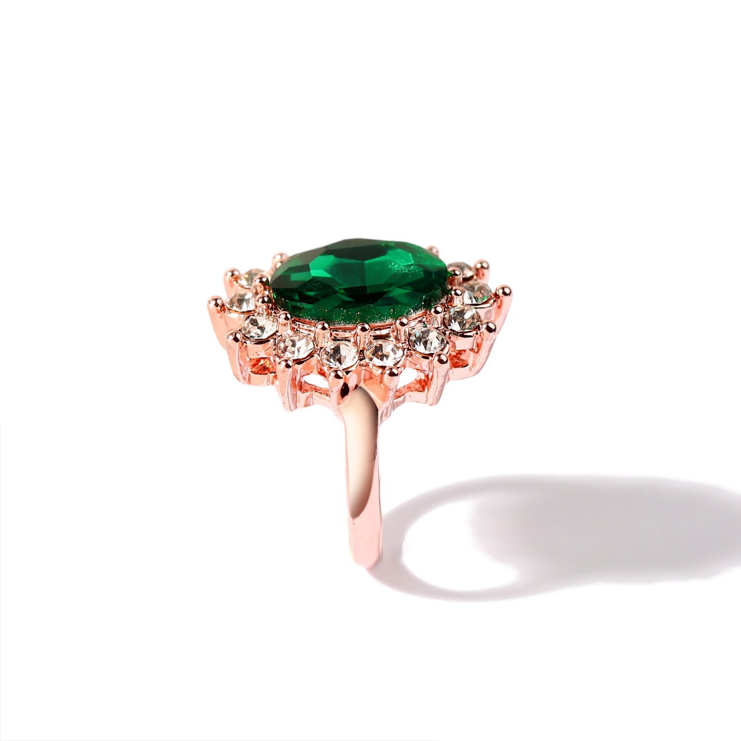 Fashion Inlaid Synthetic Emerald Ring Luxury Ladies Dinner Wholesale display picture 2