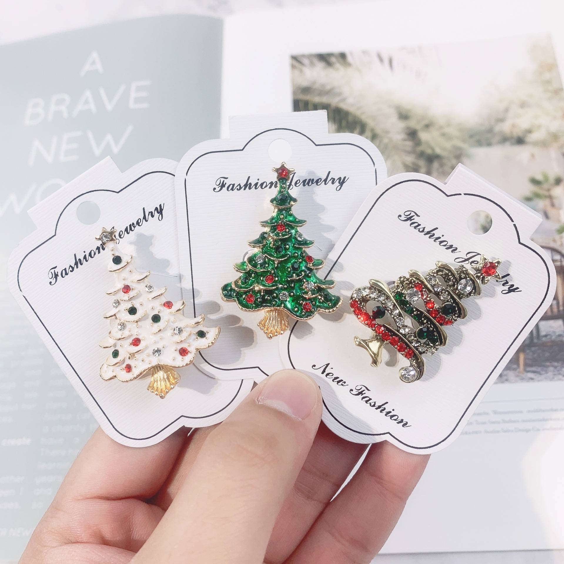 23g Weight Artificial Rhinestones Inlay Material Brooches Classification Party Occasion Fashion Pin Christmas Tree Alloy Plating Artificial Rhinestones Women'S Brooches
