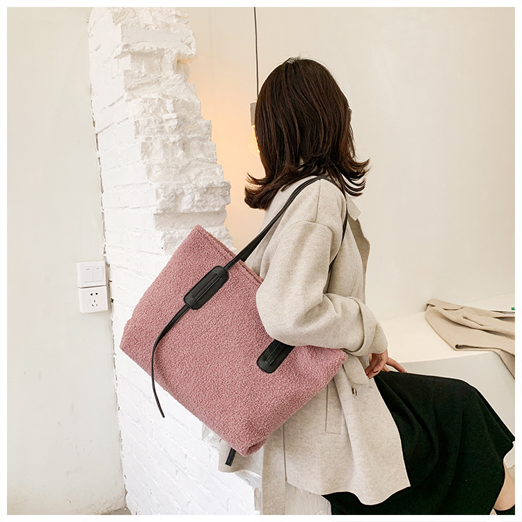 Fashion Large-capacity  Korean  Simple Plush Bag display picture 15