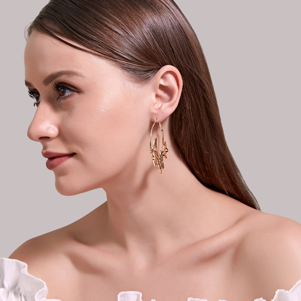 Nouvelle Personnalité Simple Exagérée Boucles D&#39;oreilles Trois Papillons Creux En Gros display picture 4