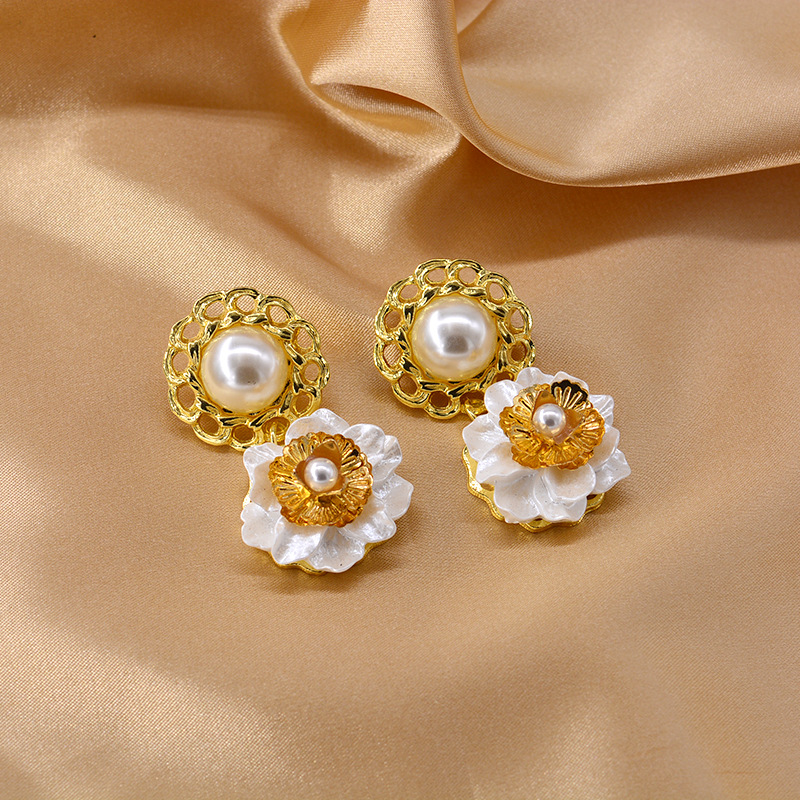 New Baroque Pearl Button Shell Flower Earrings Wholesale display picture 3