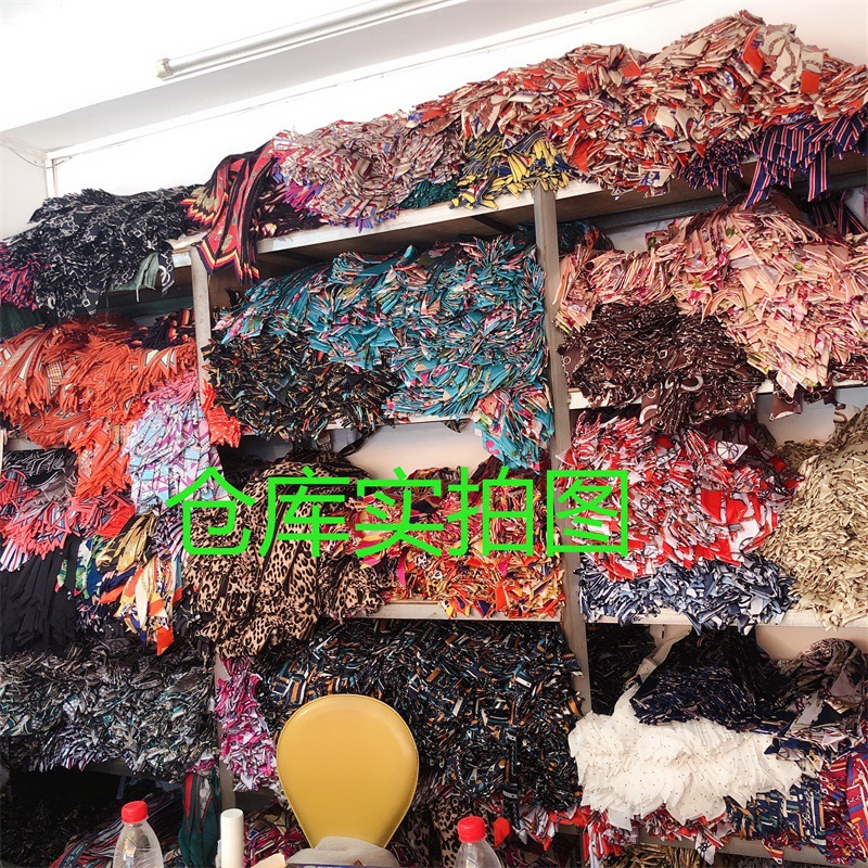 Printed and patterned twill silk scarf manufacturer wholesale accessories silk scarves handbags tied with bows silk scarves striped flowers undefined