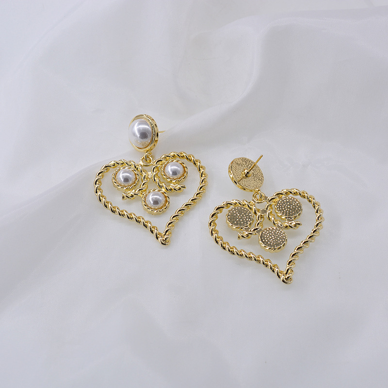 Baroque Retro Hollow Pearl Twist Heart Earrings Wholesale Nihaojewelry display picture 7