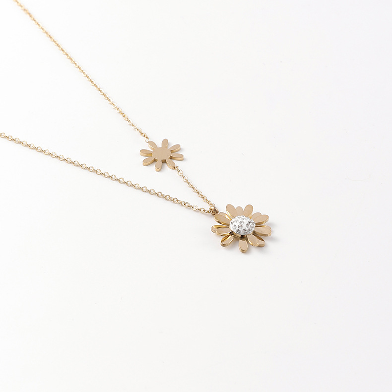 Small Daisy Titanium Steel Necklace  Nihaojewelry Wholesale Clavicle Chain Cold Wind Niche Jewelry Simple Temperament Necklace display picture 10