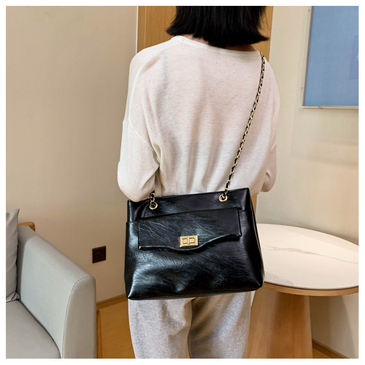 Summer Wild Large-capacity New Fashion Solid Color Chain Lock Single Shoulder Messenger Bag display picture 24