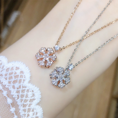 Xiaohongshu's same style rotatable snowflake necklace Austrian crystal snowflake pendant women's clavicle chain necklace wholesale