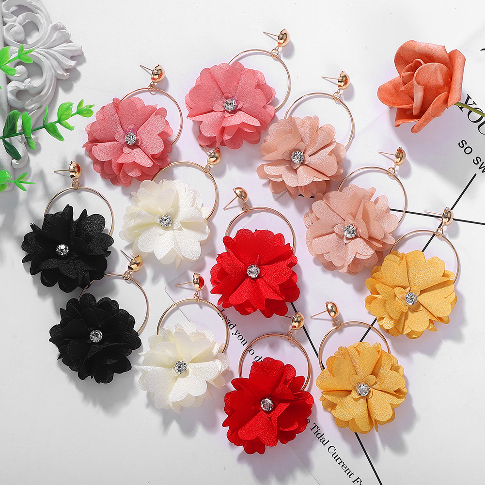 Fashion Wild Flower Diamond Earrings Female New Fresh Sweet Fabric Earrings display picture 3