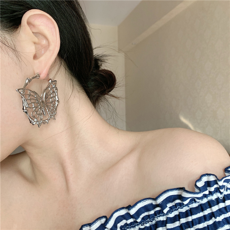 Korea Niche Design Big Hoop Earrings Hollow Exaggerated Dark Metal Joints Big Butterfly Earrings display picture 3