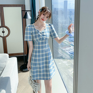 法式连衣裙夏天小清新2020新款气质方领泡泡袖显瘦蓝色格纹裙子女