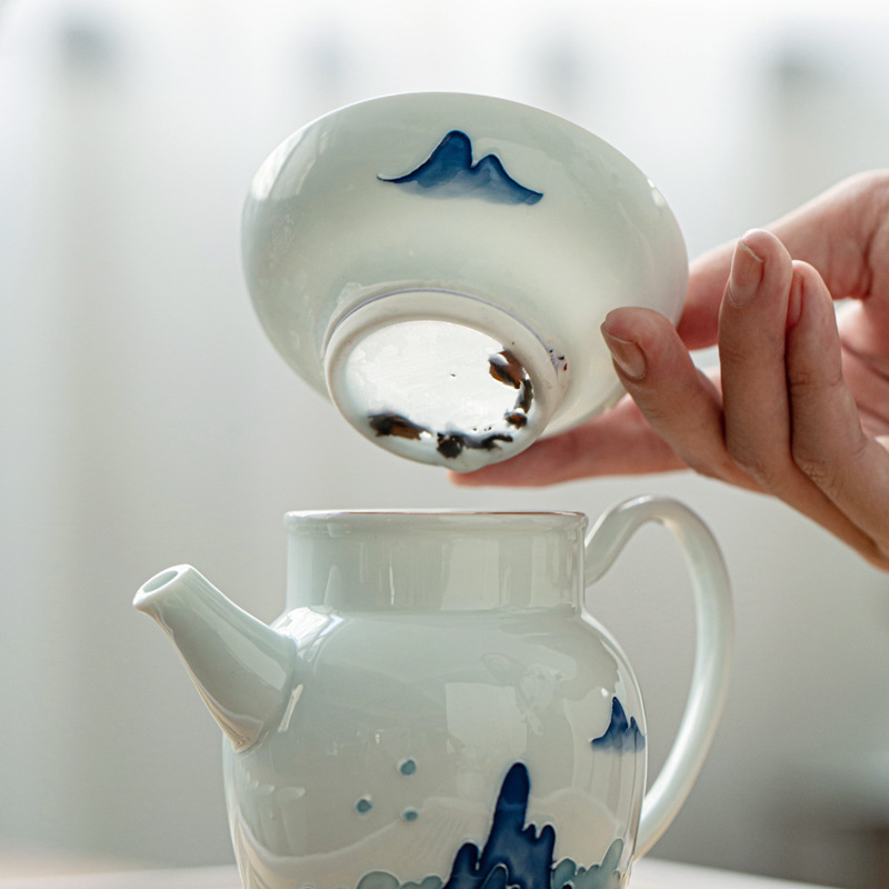 Dulce blanco en relieve pintado a mano colador de té de cerámica colador de té pintado a mano colador de té celadón colador de Té