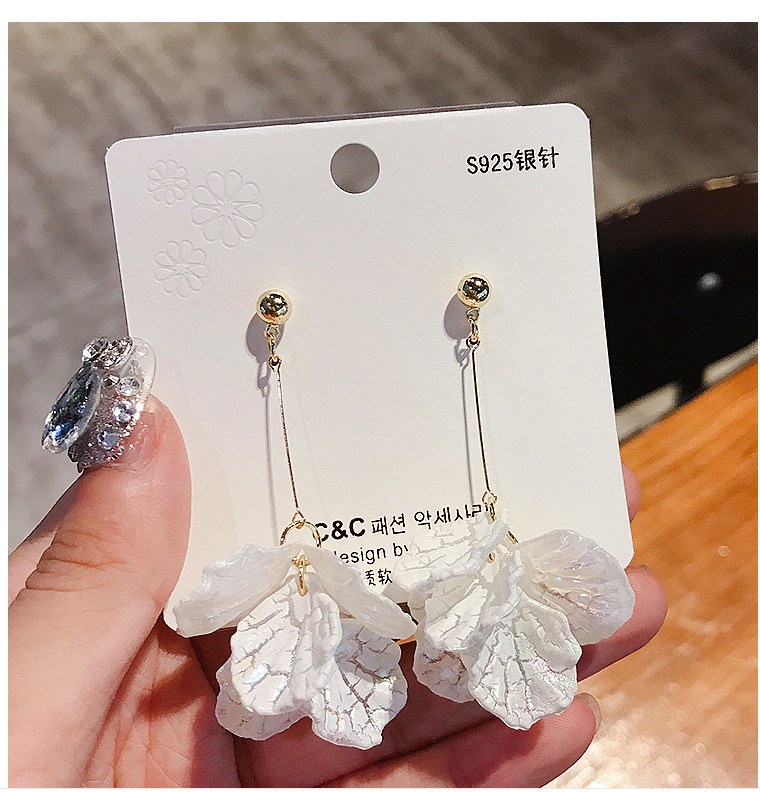 1 Pair Simple Style Flower Alloy Shell Patchwork Women's Drop Earrings display picture 2