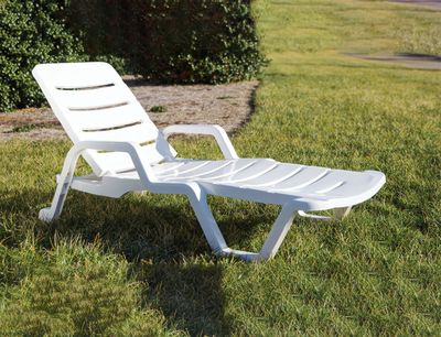 语桐热销白色塑料沙滩躺椅防紫外线抗氧化户外休闲泳池躺坐两用椅|ms