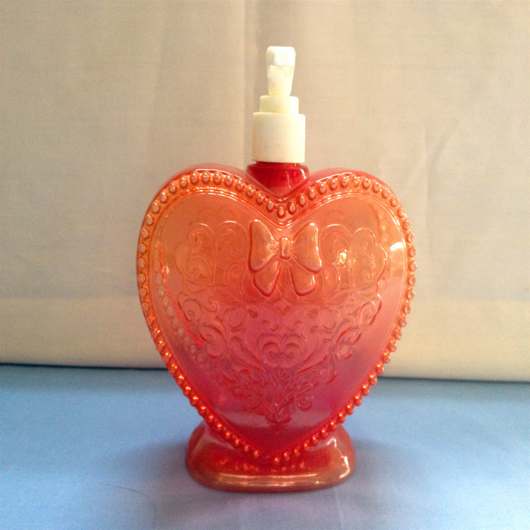 供应订制PVC300ML--350ML 心型吹塑瓶 