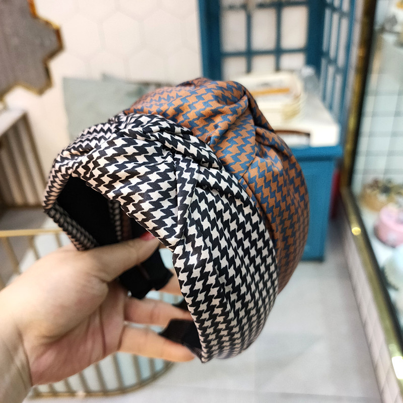 Korean Fashion The New Wide-brimmed Simple Knotted Headband Retro Houndstooth Headband Hair Accessories Wholeasale Nihaojewelry display picture 6