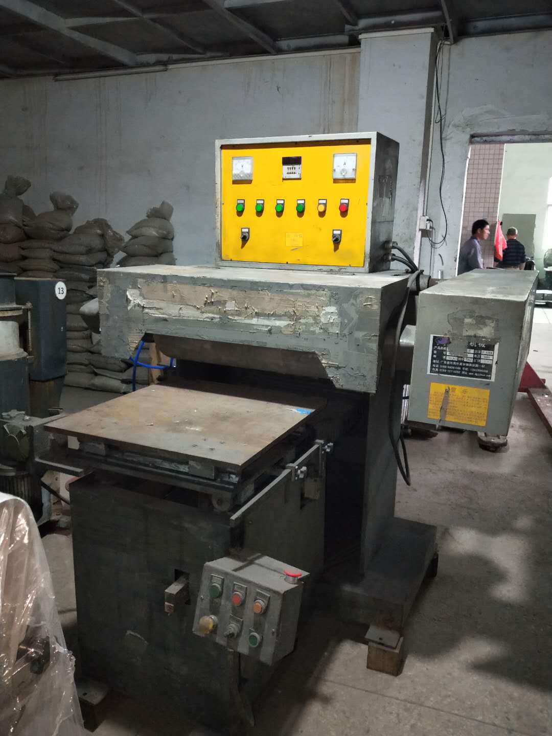 低级出售二手自动抛光机，二手平面抛光机，八到九成新，低价卖。