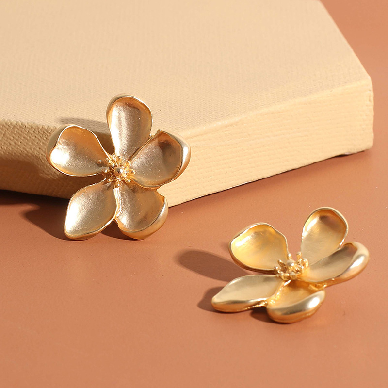 Fashion Three-dimensional Ear Accessories Golden Flower Earrings Matte Metal Fashion Petal Earrings Alloy Earrings Nihaojewelry display picture 5