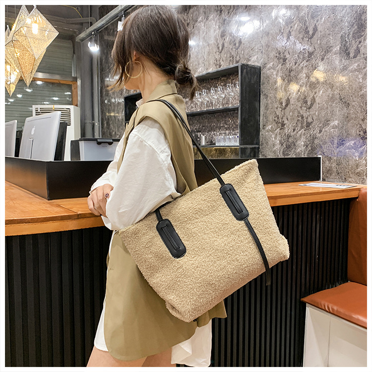Fashion Large-capacity  Korean  Simple Plush Bag display picture 12