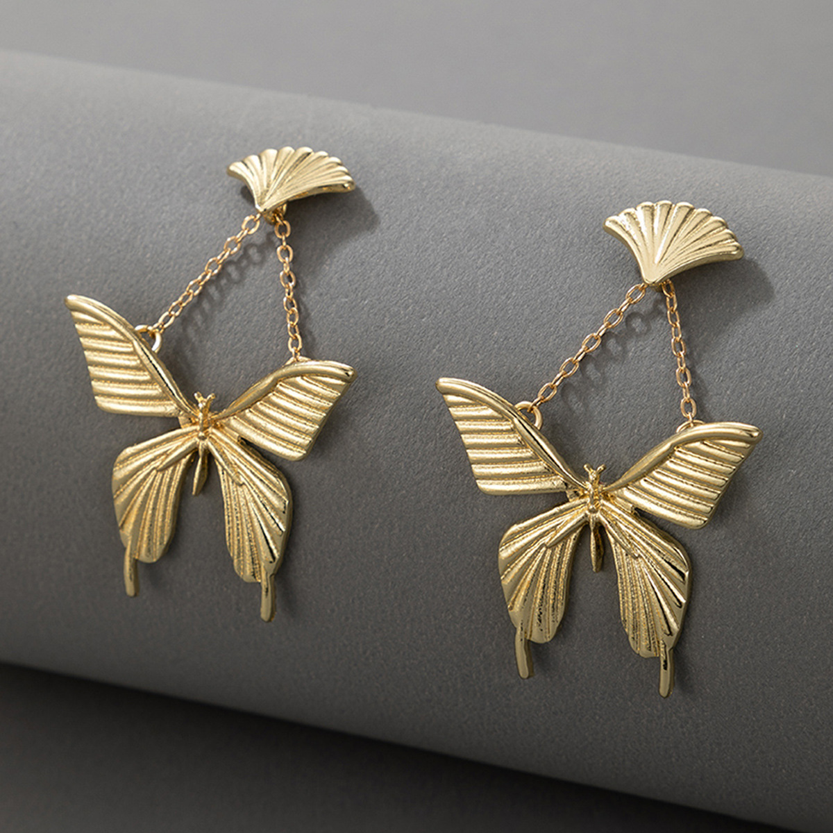 Retro Metal Fan-shaped Butterfly Earrings display picture 1