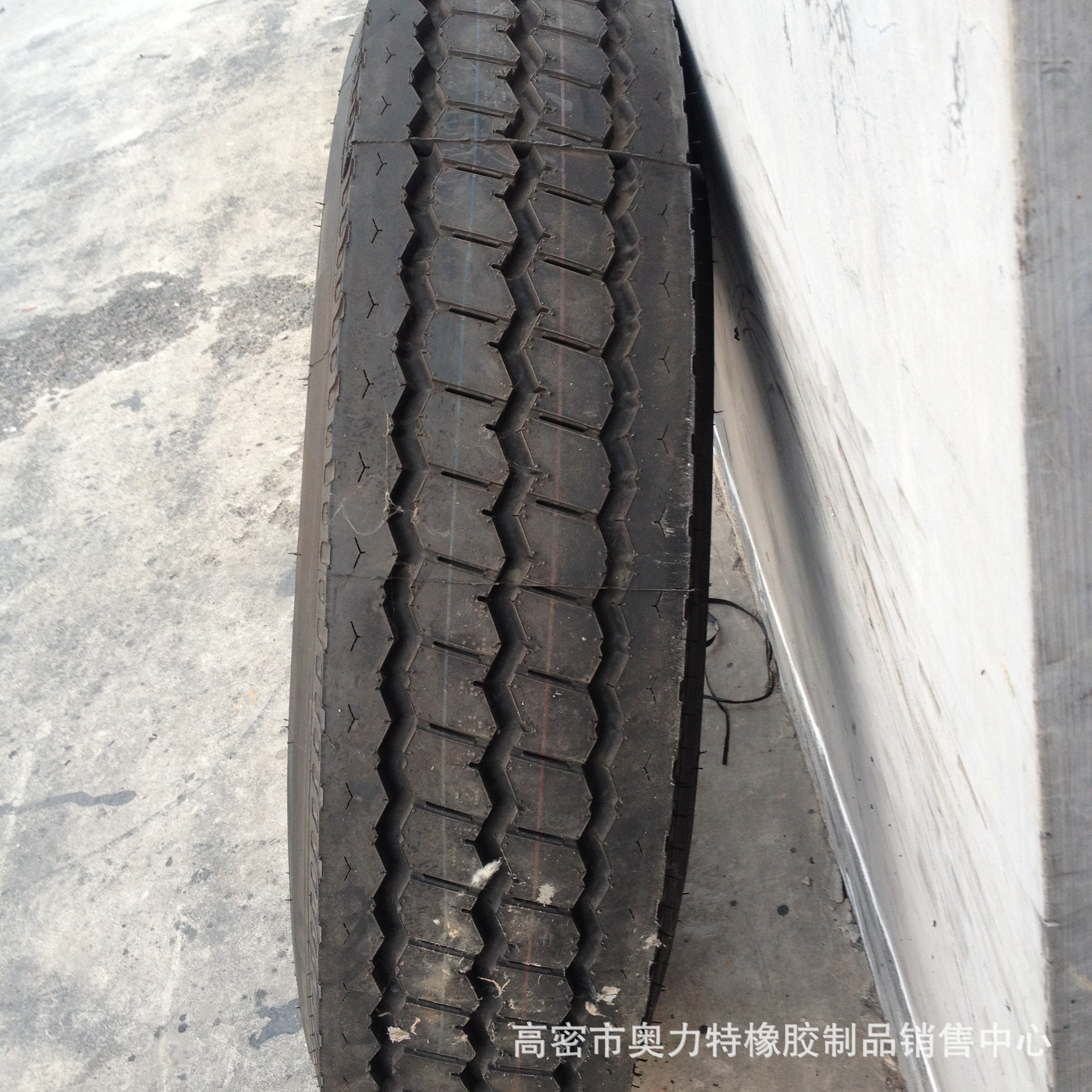 1200R24汽车轮胎顺花纹中短途自卸车全轮位花纹 大量批发