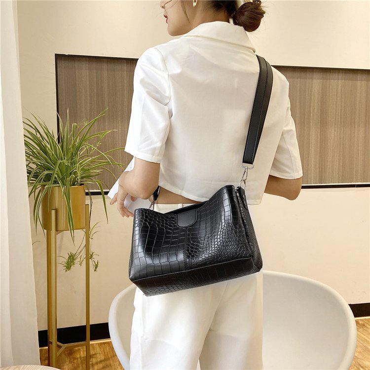 Moda Coreana Patrón De Cocodrilo Mensajero Hombro Portátil Pu Suave Superficie Bolsa De Mensajero Con Cremallera display picture 21