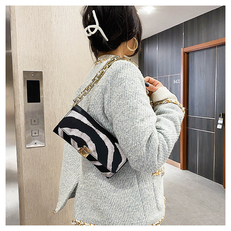 Fashion One Shoulder Underarm Bag display picture 20