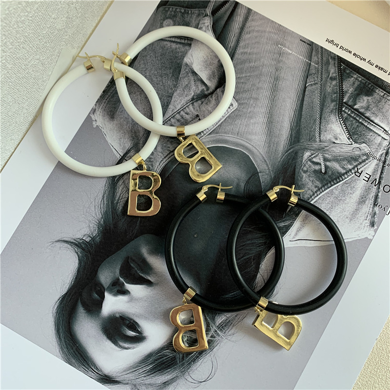 Korea The New Black And White Leather Rope Ring B Letter Pendant Choker Collar Ring Earrings Wholesale Nihaojewelry display picture 7
