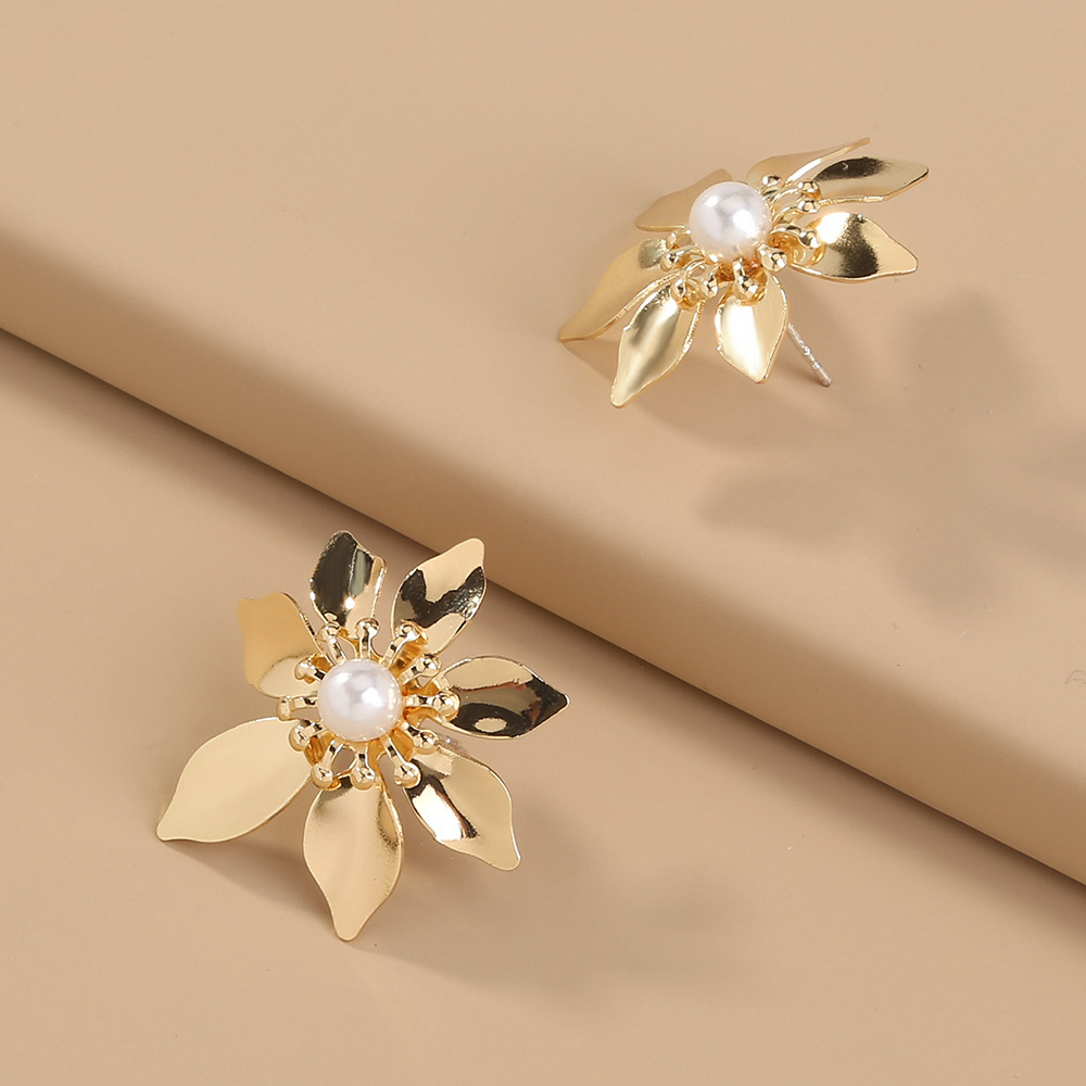 Hot Selling Fashion Gold Flower Earrings Pure White Pearl Metal Earrings Wholesale display picture 3