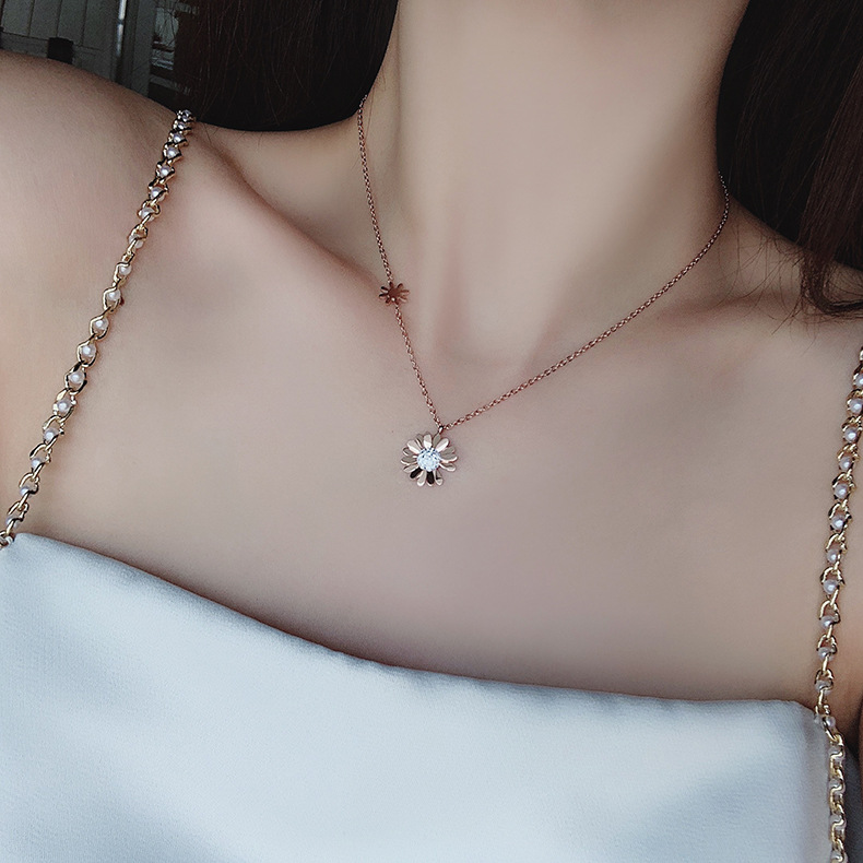 Small Daisy Titanium Steel Necklace  Nihaojewelry Wholesale Clavicle Chain Cold Wind Niche Jewelry Simple Temperament Necklace display picture 1