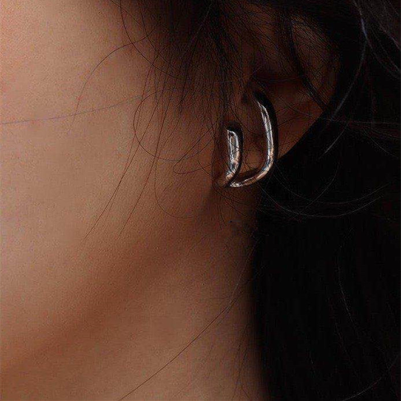 Niche Design Chic Niche Three-dimensional Simple Geometric Curved Earrings Wholesale Nihaojewelry display picture 1